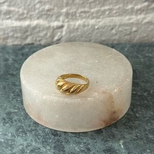 Mejuri Croissant Dome Ring Size 9